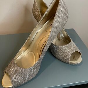 Sparkly Bandolino Women’s Raina Peep Toe Gold Metallic Pumps Size 9.5